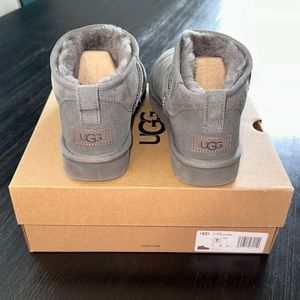 Classic ultra mini gray uggs 🤍 worn 2x but still great condition!